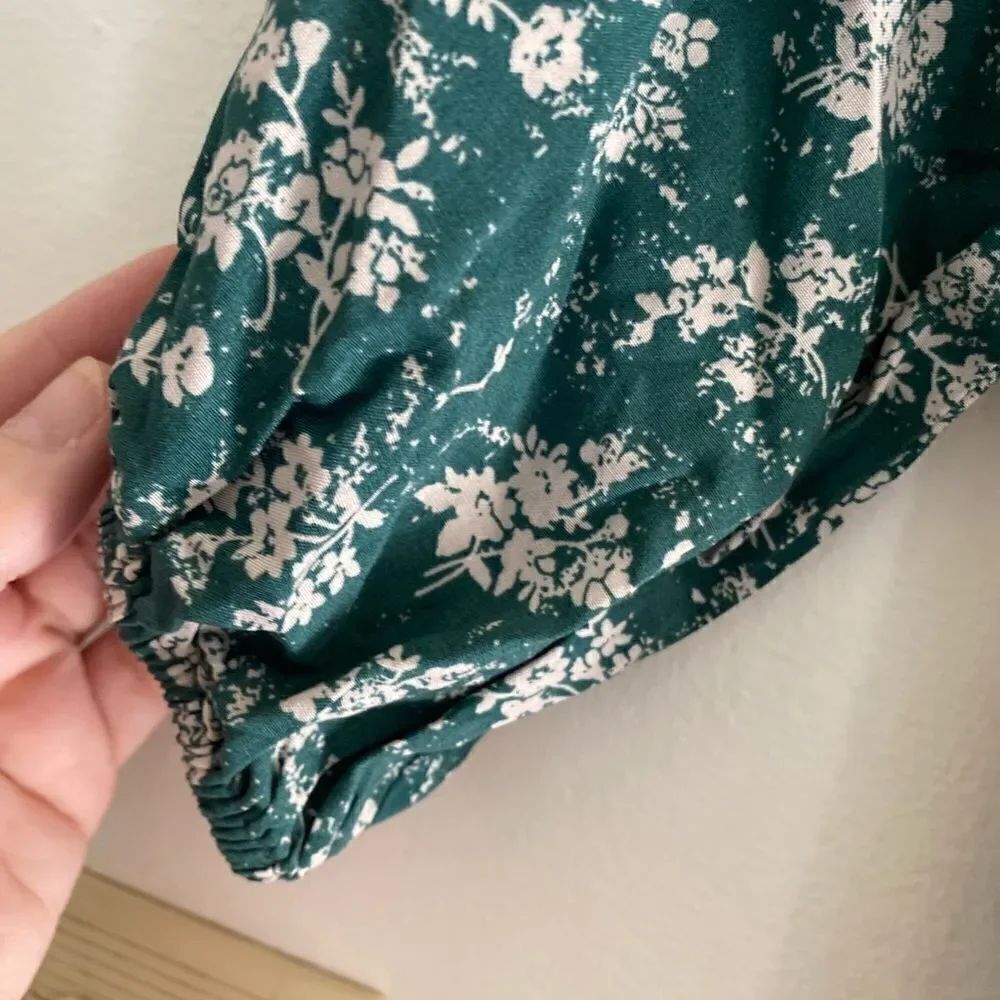 Doe & Rae Green Floral Ruffle Neck Top Size Small - Picture 7 of 11